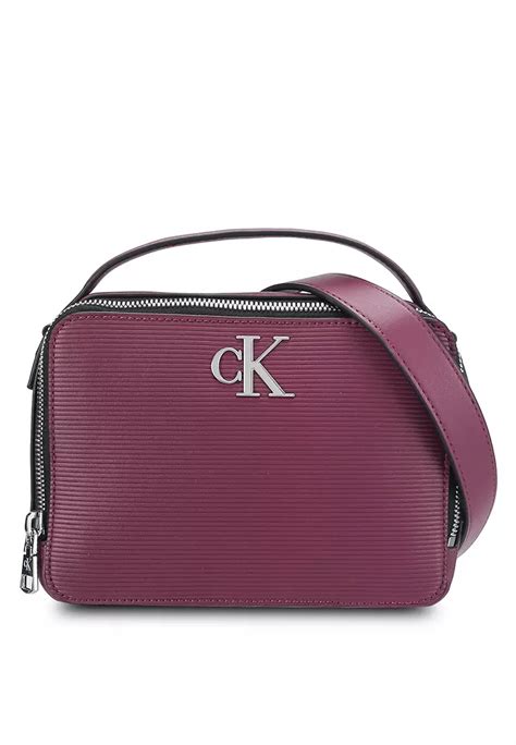 calvin klein damen camer bag monogramm violet